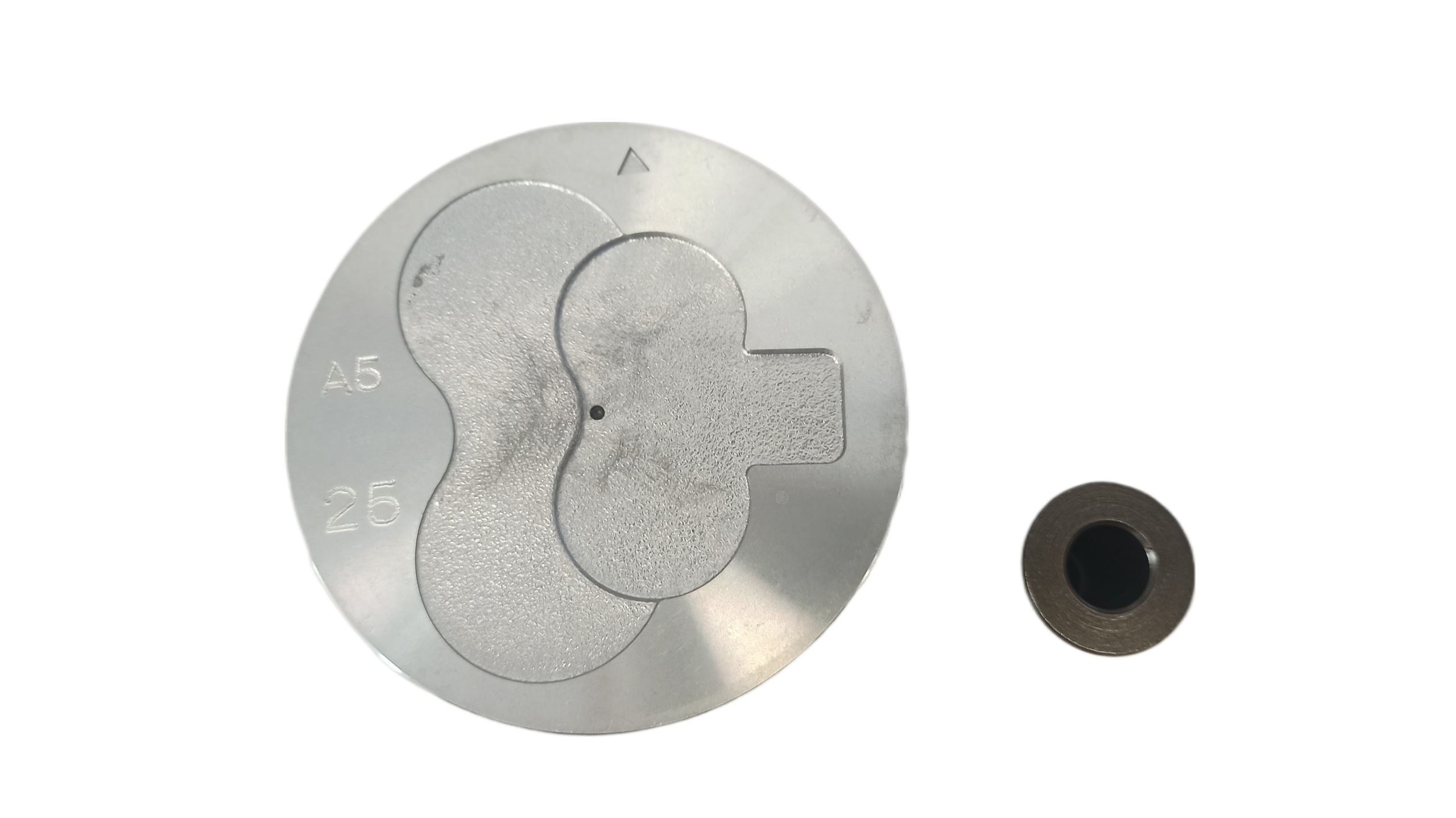 Tłok ze sworzniem Mitsubishi L2E L3E +0,25 sworzeń-21mm ORYGINAŁ - GENEUS